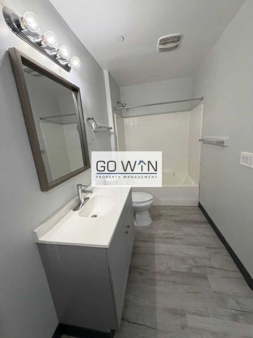 Phoenix Apartment: 23 E Illini St