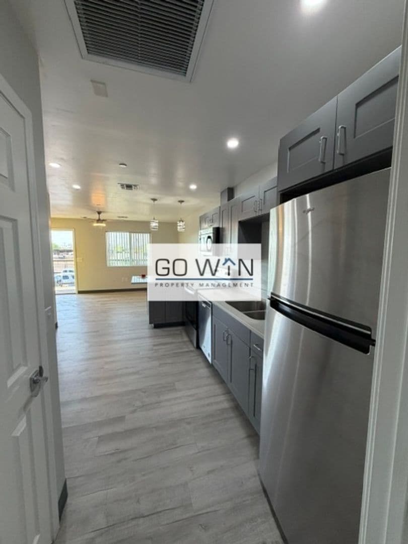 Phoenix Apartment: 23 E Illini St