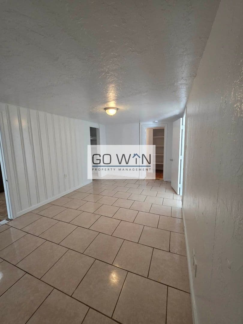 Phoenix Apartment: 2440 E Monroe St