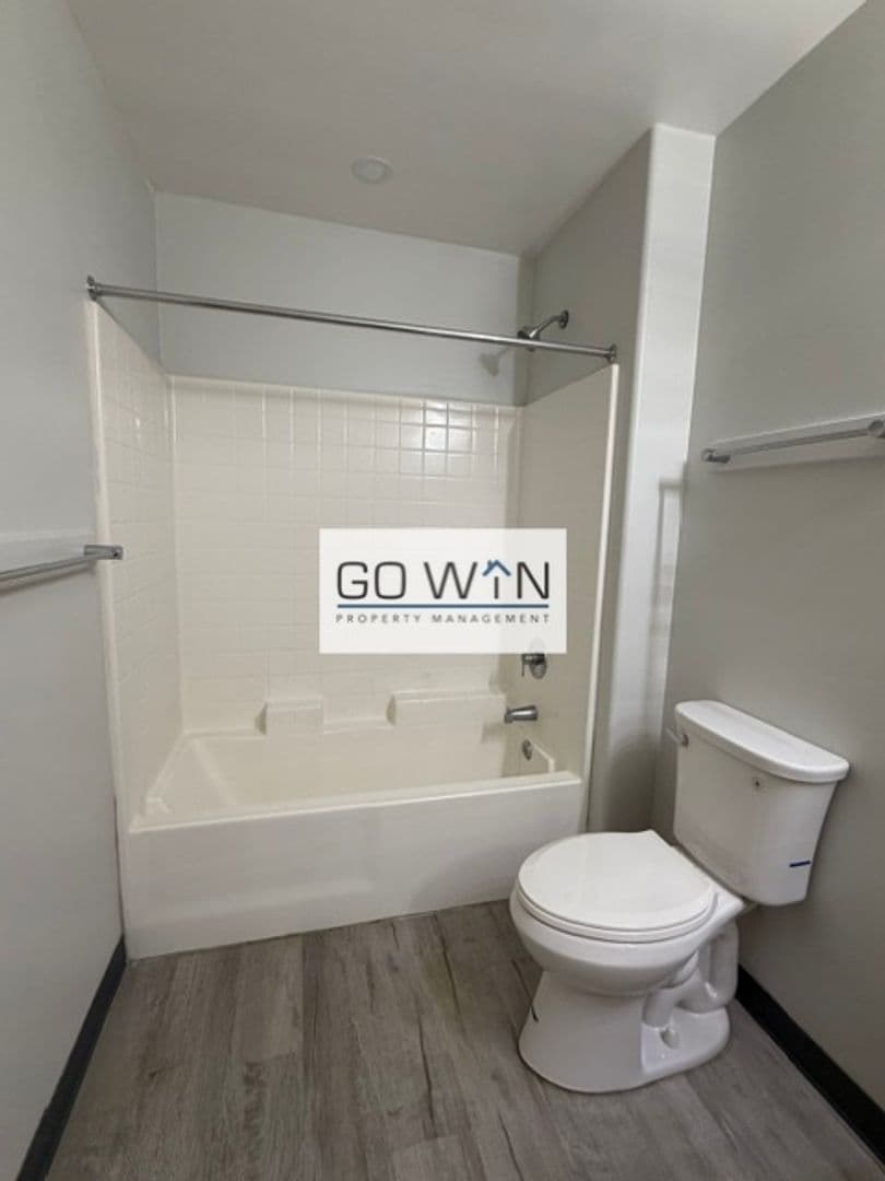 Phoenix Apartment: 23 E Illini St