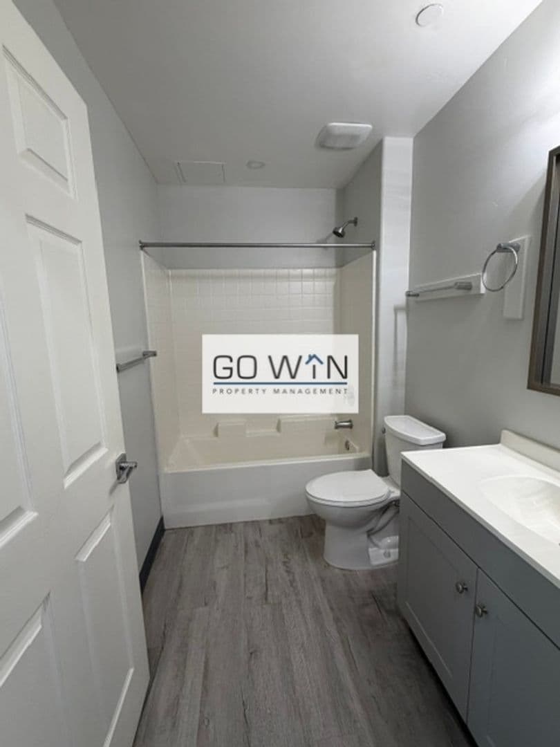 Phoenix Apartment: 23 E Illini St
