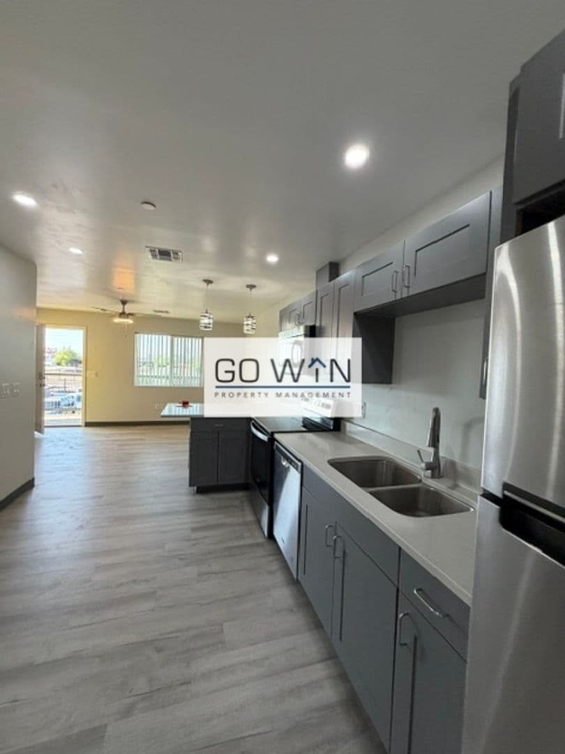 Phoenix Apartment: 23 E Illini St