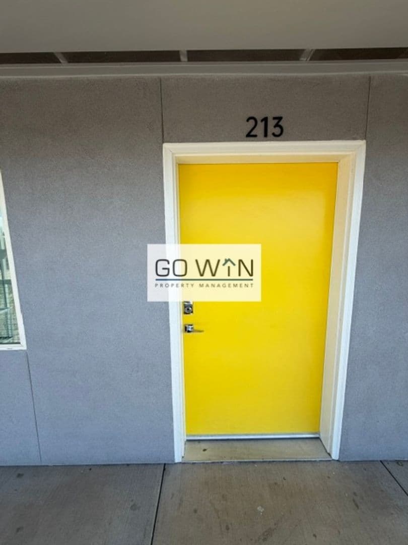 Phoenix Apartment: 23 E Illini St