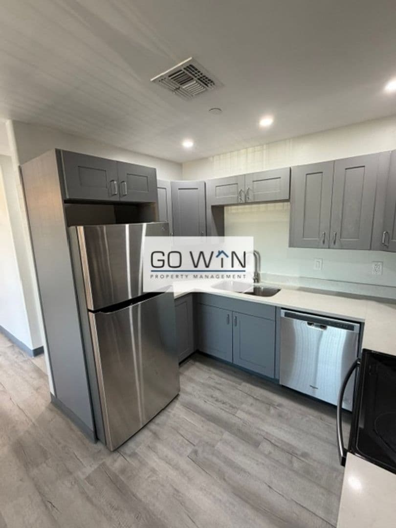 Phoenix Apartment: 23 E Illini St