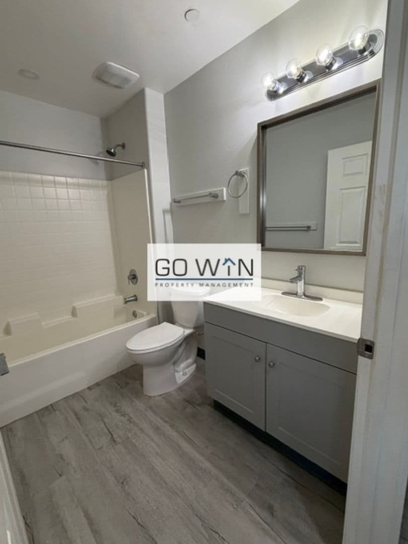 Phoenix Apartment: 23 E Illini St