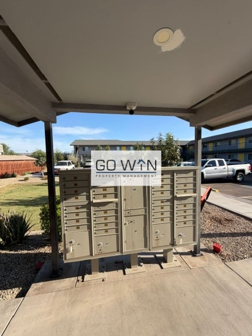 Phoenix Apartment: 23 E Illini St