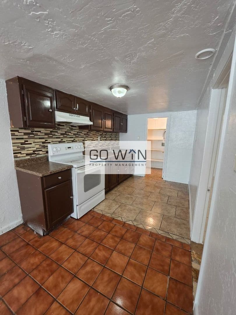 Phoenix Apartment: 2440 E Monroe St