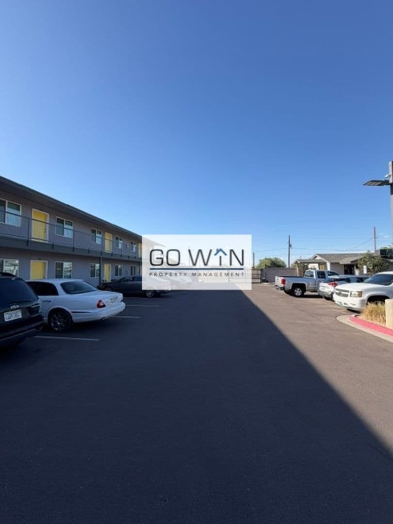 Phoenix Apartment: 23 E Illini St