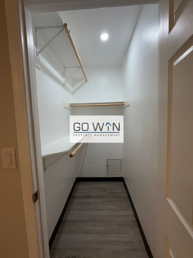 Phoenix Apartment: 23 E Illini St