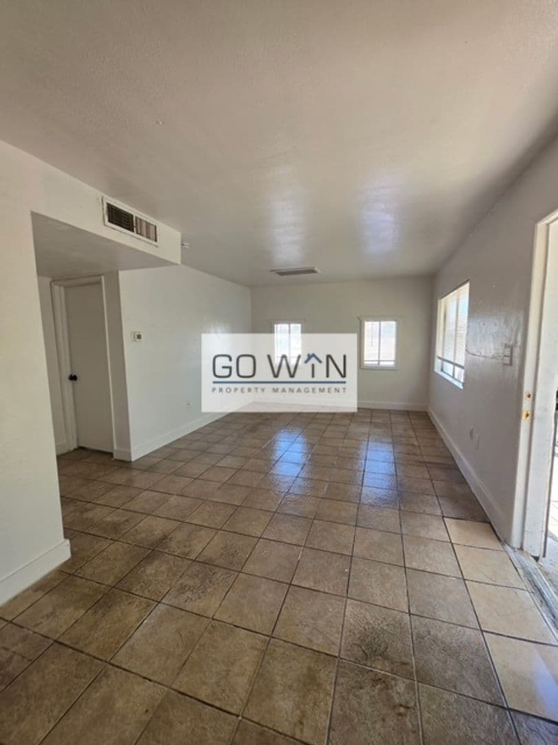Phoenix Apartment: 1537 W Pierce St.