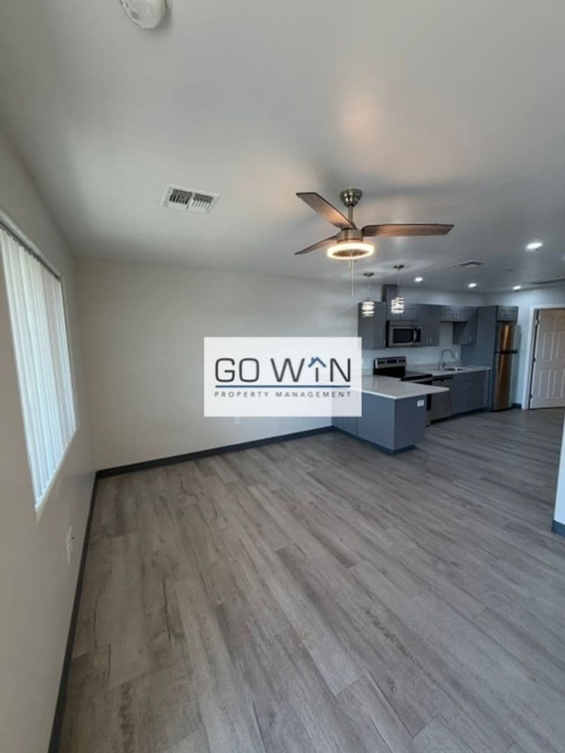 Phoenix Apartment: 23 E Illini St