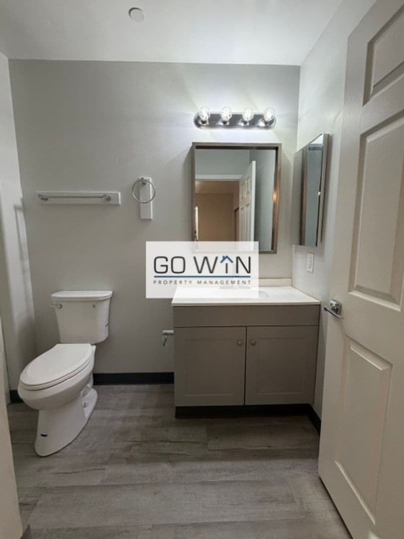 Phoenix Apartment: 23 E Illini St