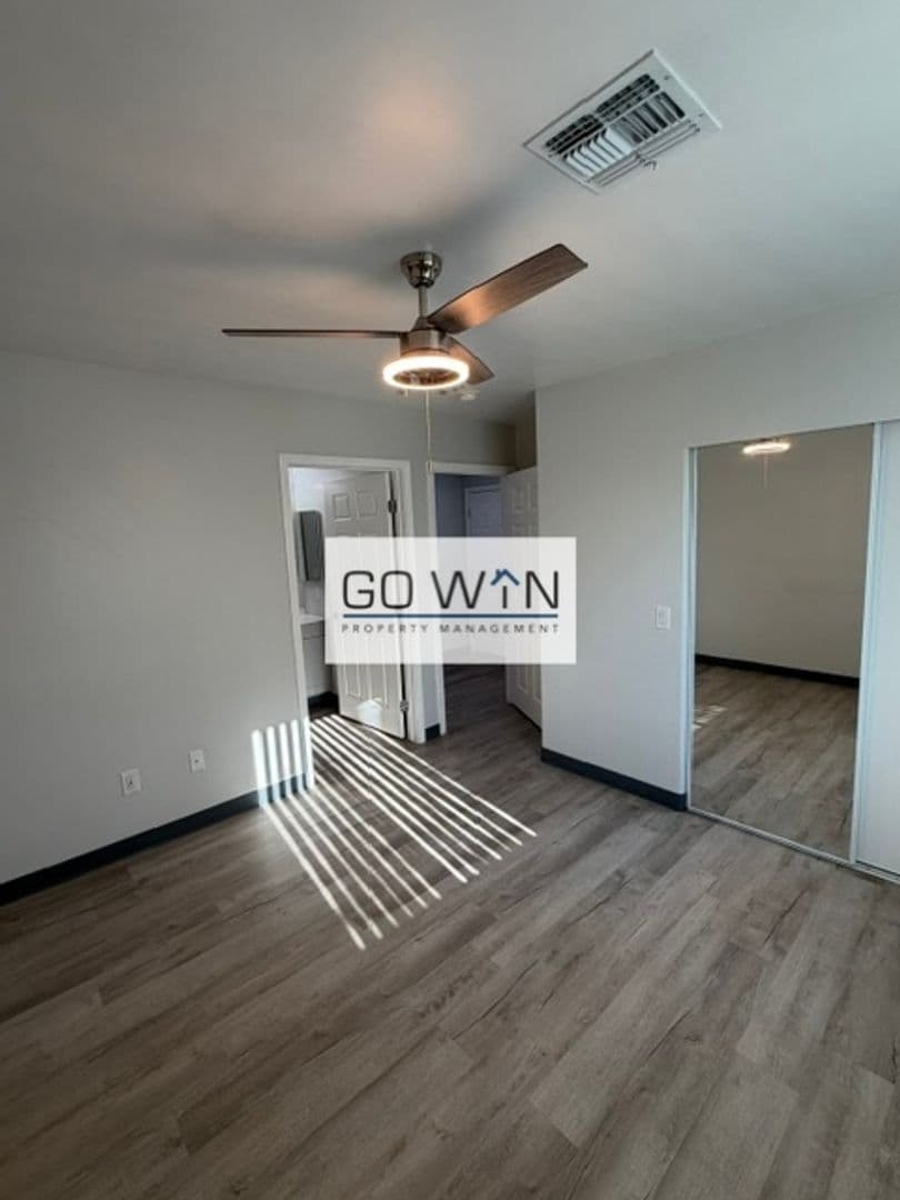 Phoenix Apartment: 23 E Illini St