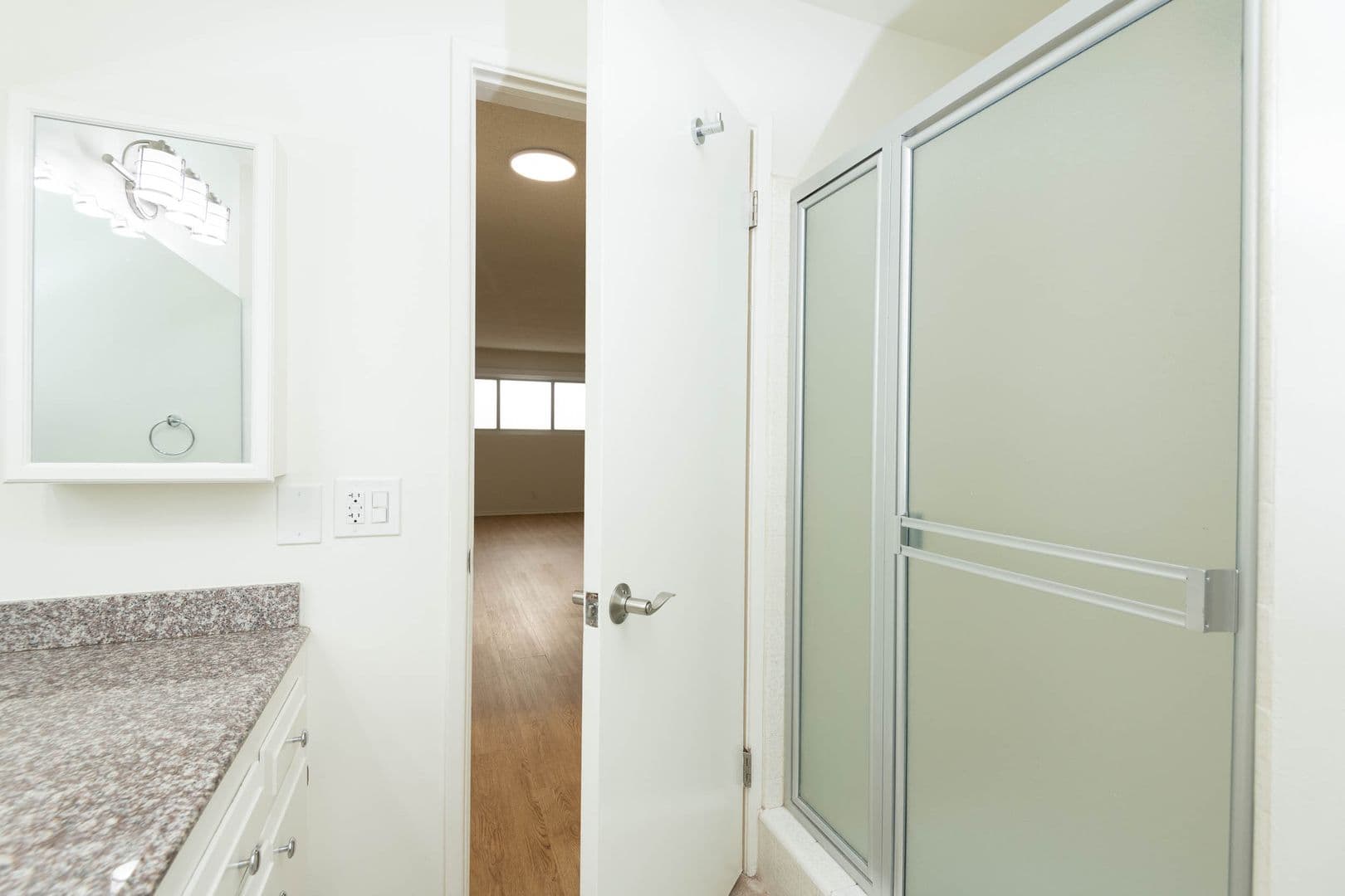 Playa Del Rey Apartment: 8225 Manitoba St.