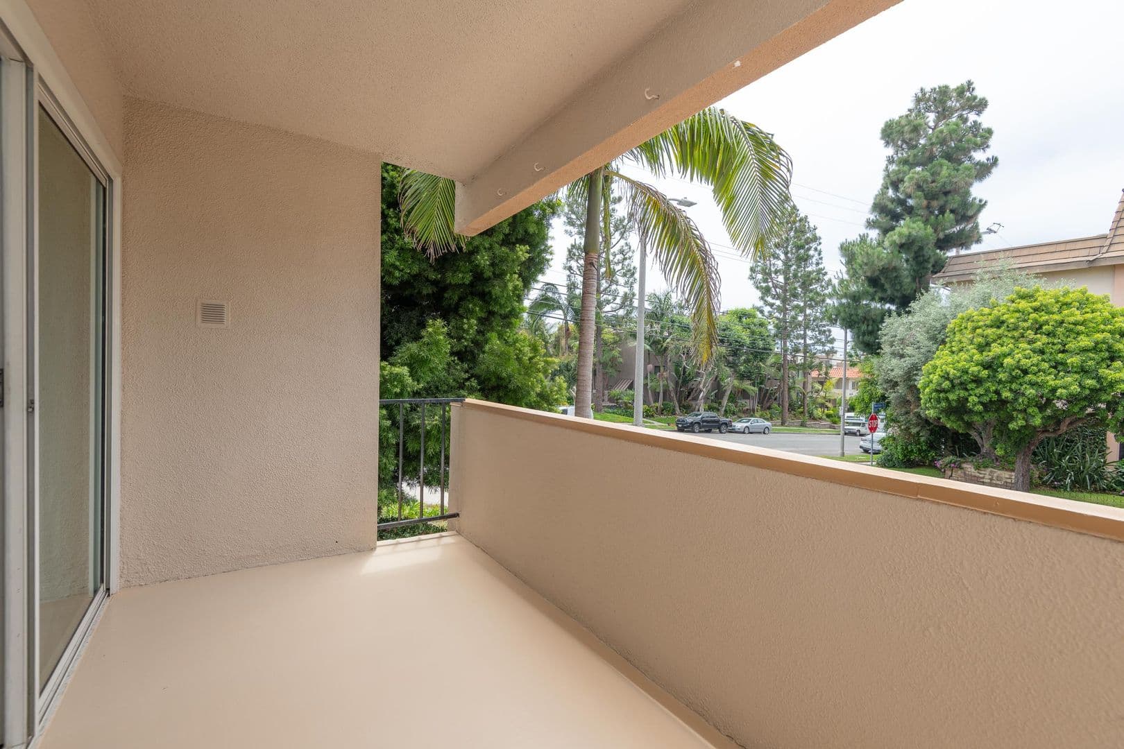 Playa Del Rey Apartment: 8225 Manitoba St.
