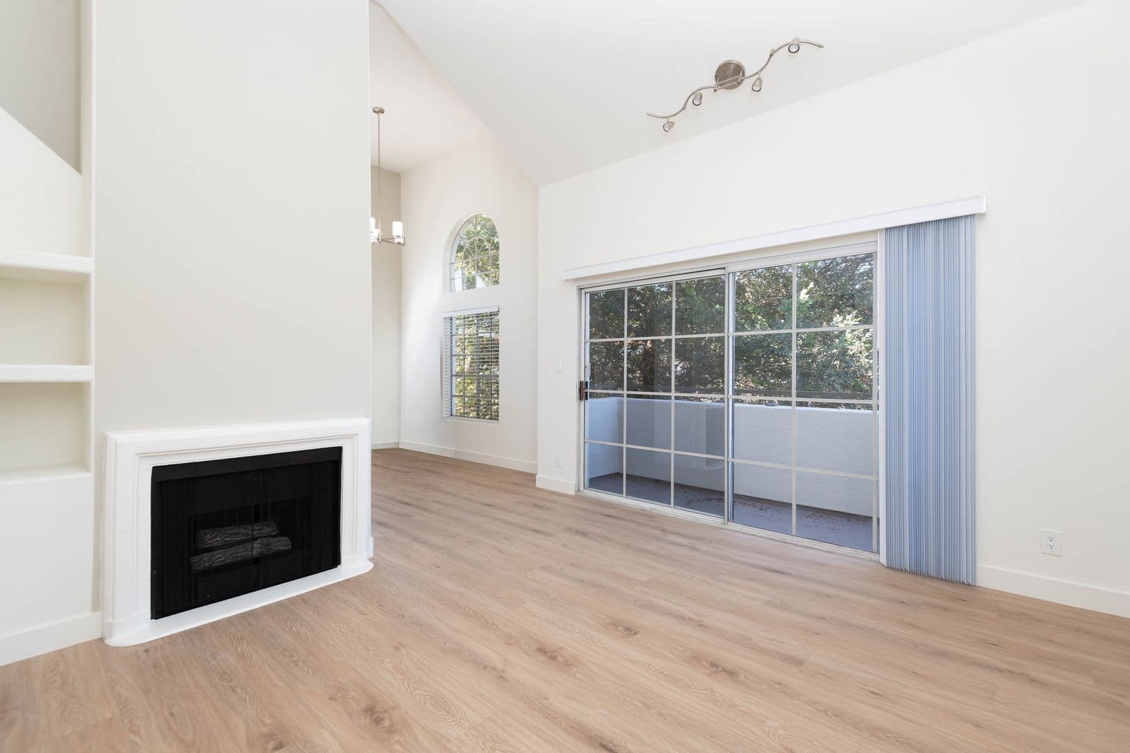 Los Angeles Apartment: 10740 Woodbine St.