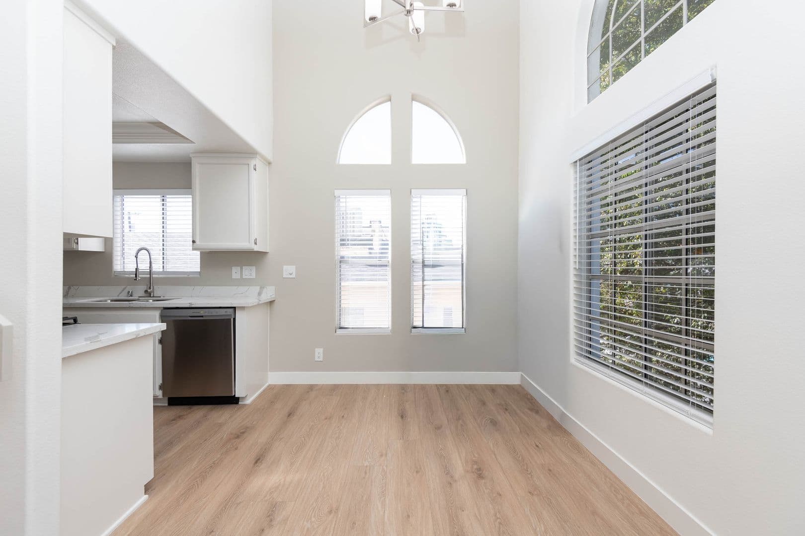 Los Angeles Apartment: 10740 Woodbine St.