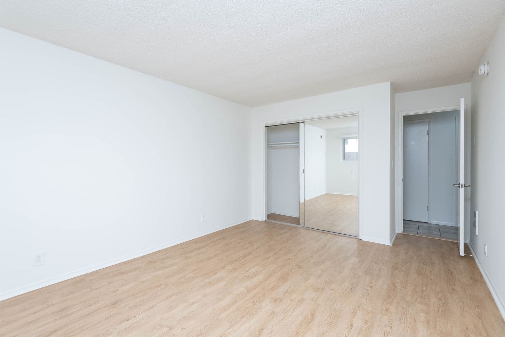 Playa Del Rey Apartment: 8225 Manitoba St.