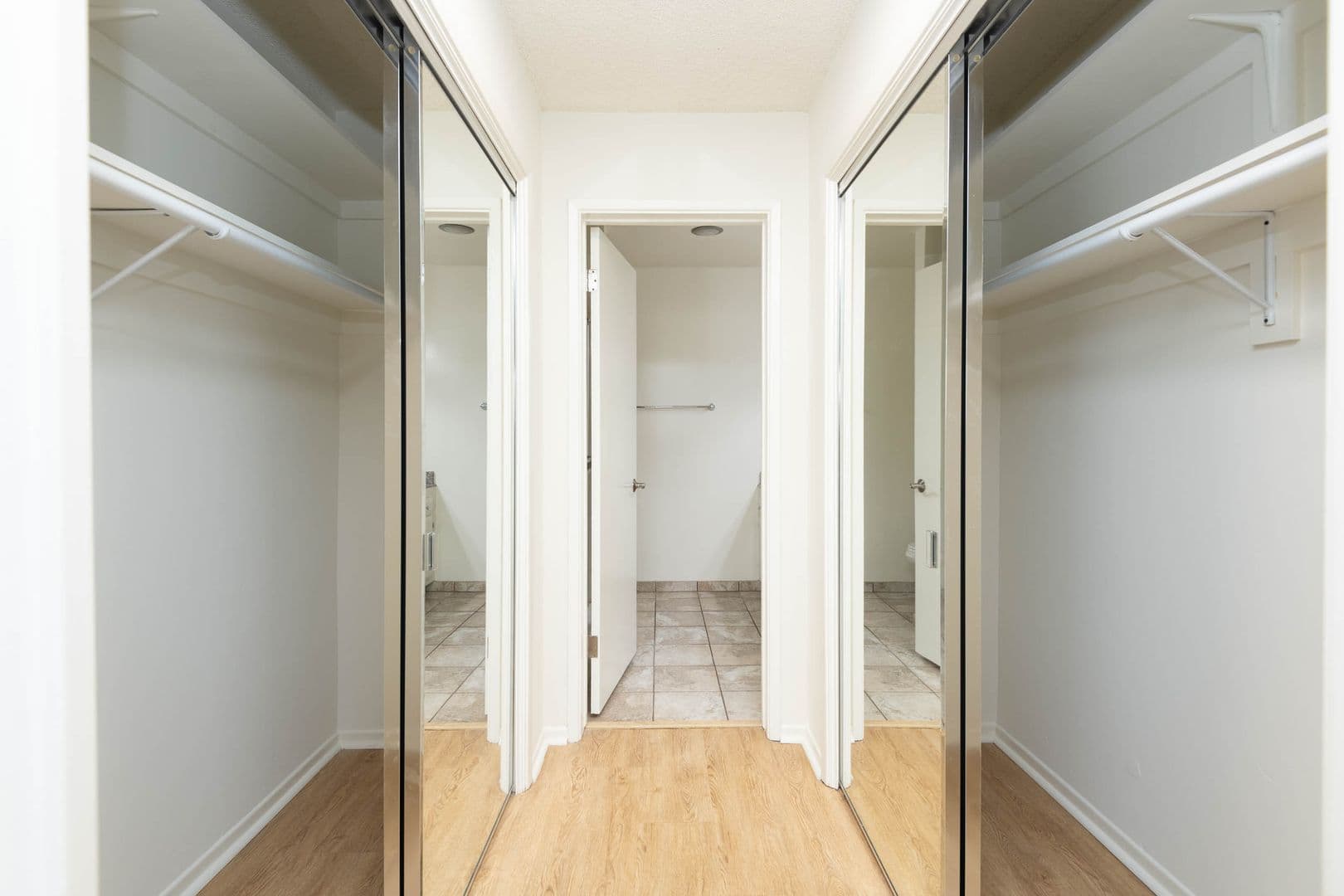 Playa Del Rey Apartment: 8225 Manitoba St.