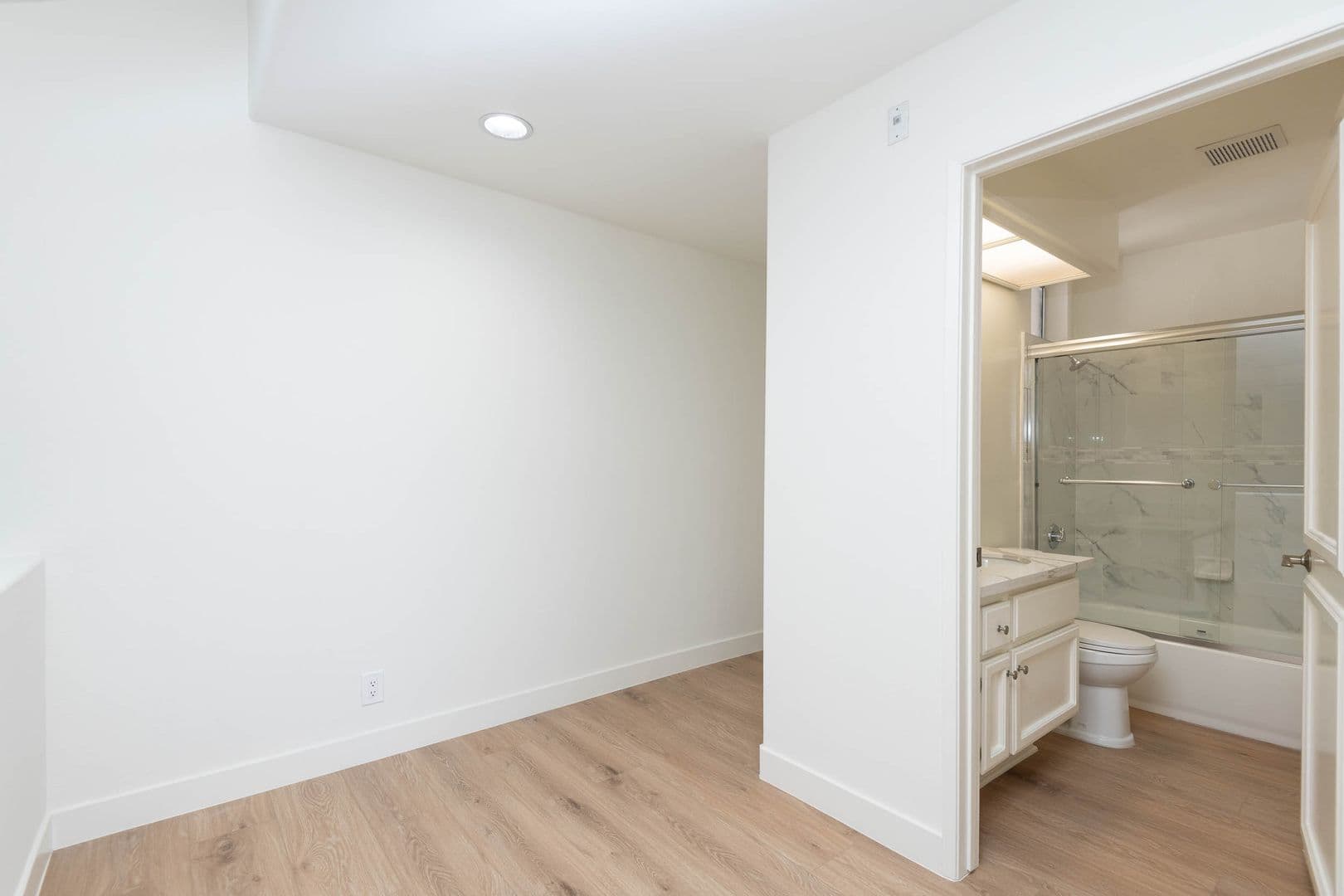 Los Angeles Apartment: 10740 Woodbine St.