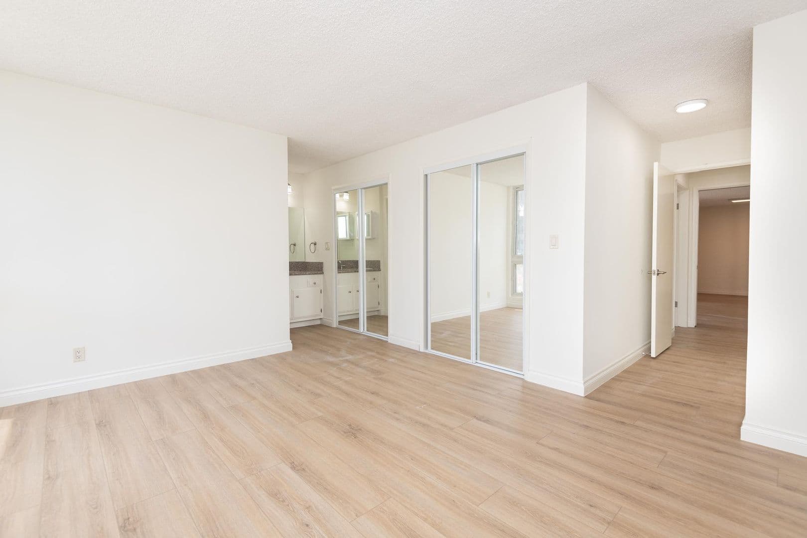 Playa Del Rey Apartment: 8225 Manitoba St.