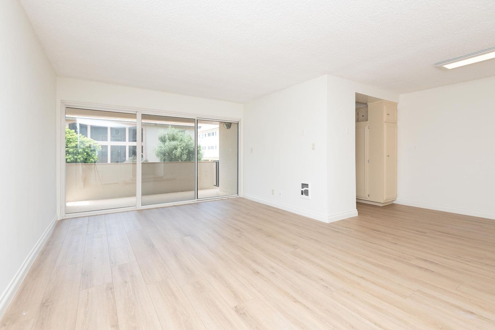 Playa Del Rey Apartment: 8225 Manitoba St.