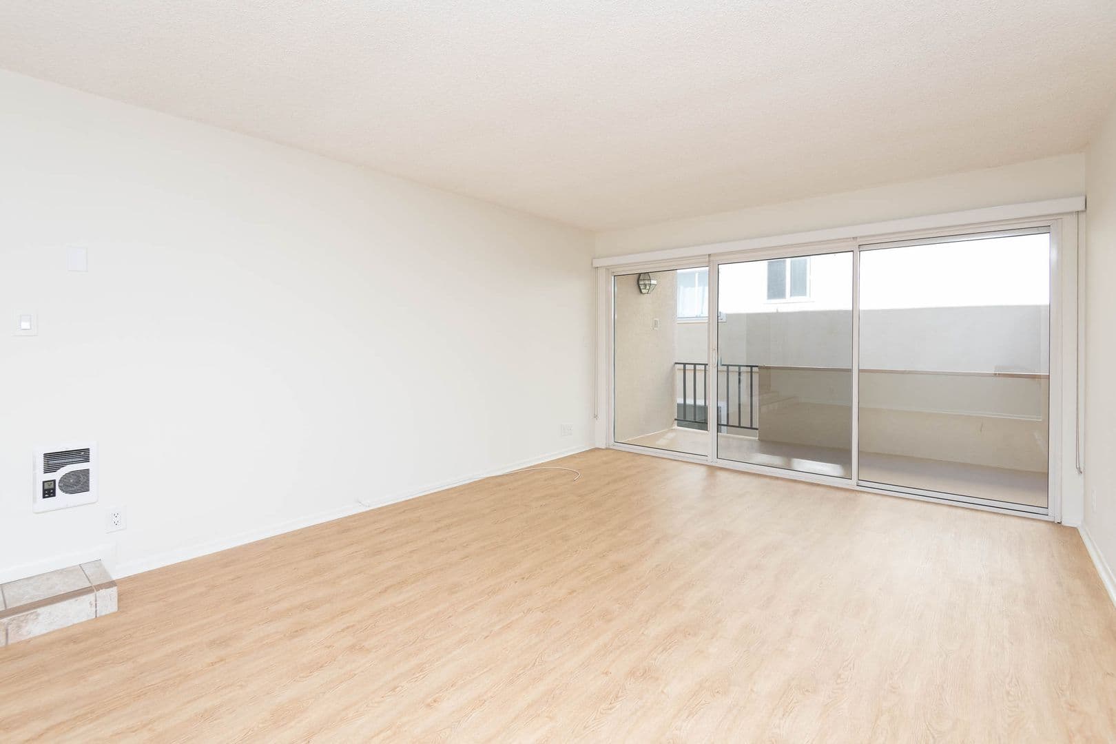 Playa Del Rey Apartment: 8225 Manitoba St.
