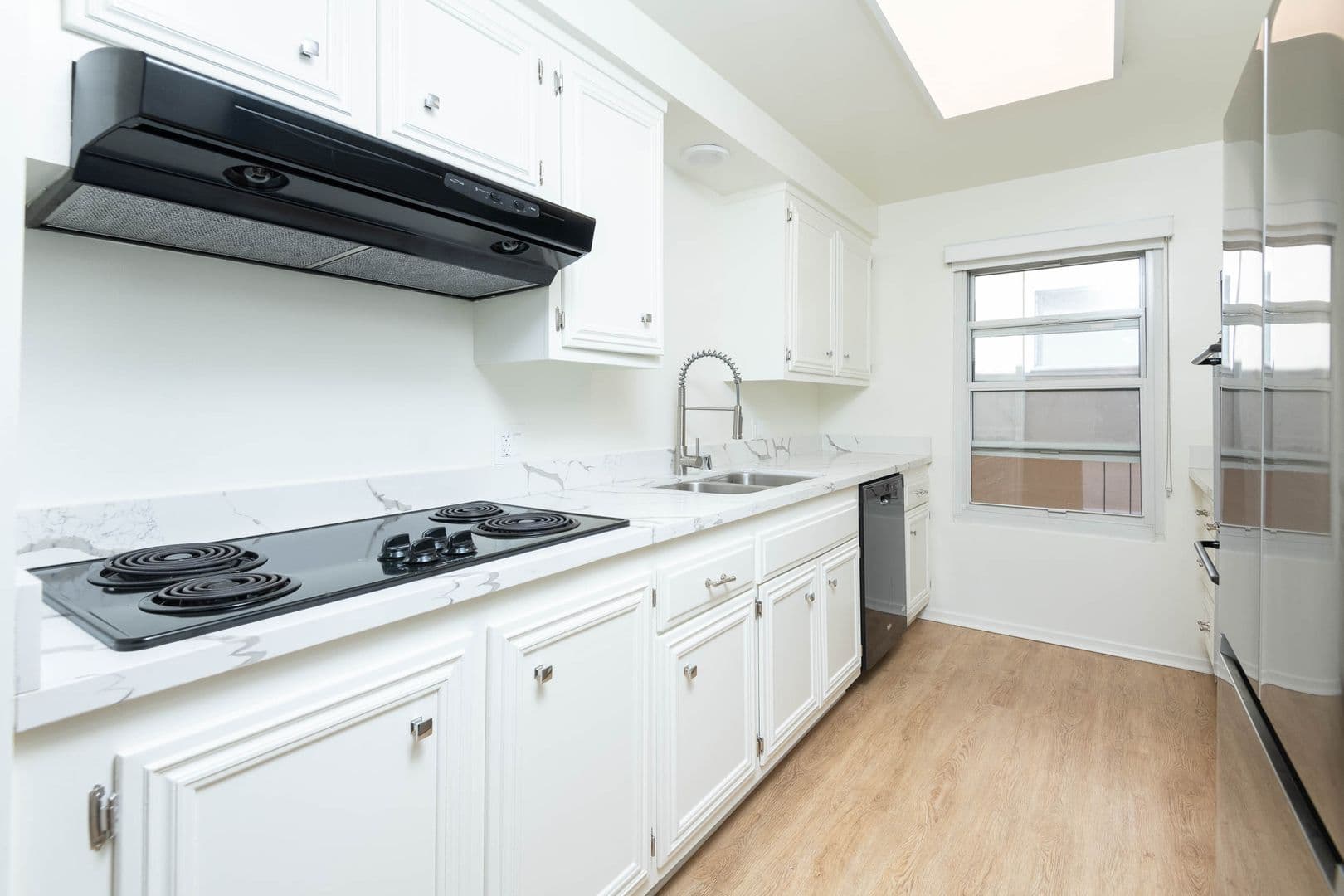 Playa Del Rey Apartment: 8225 Manitoba St.
