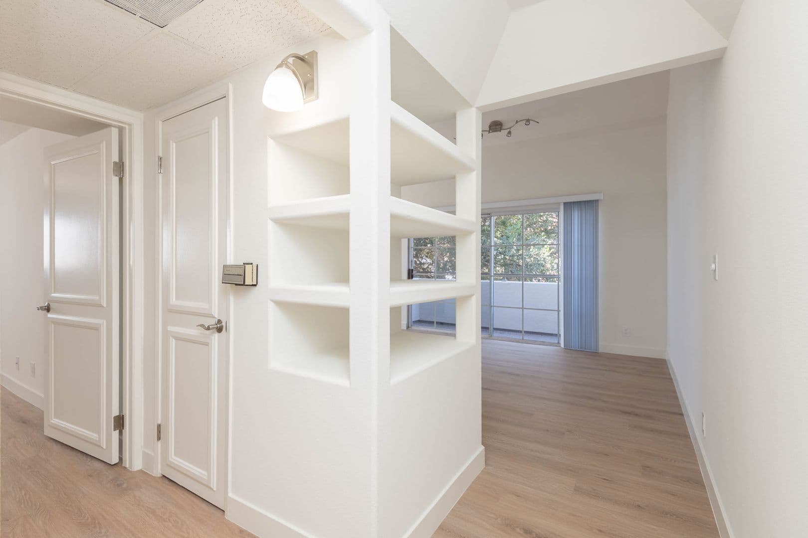 Los Angeles Apartment: 10740 Woodbine St.