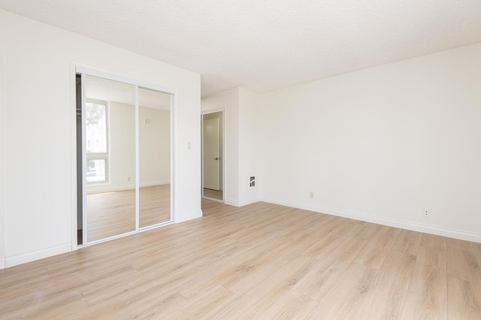 Playa Del Rey Apartment: 8225 Manitoba St.