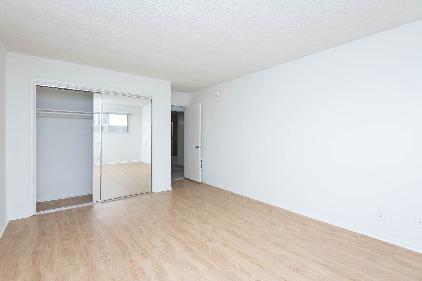 Playa Del Rey Apartment: 8225 Manitoba St.