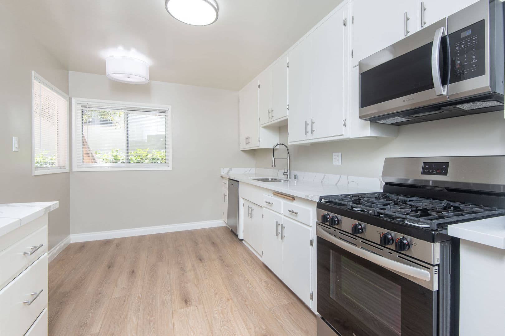 Los Angeles Apartment: 10554-60 National Blvd.