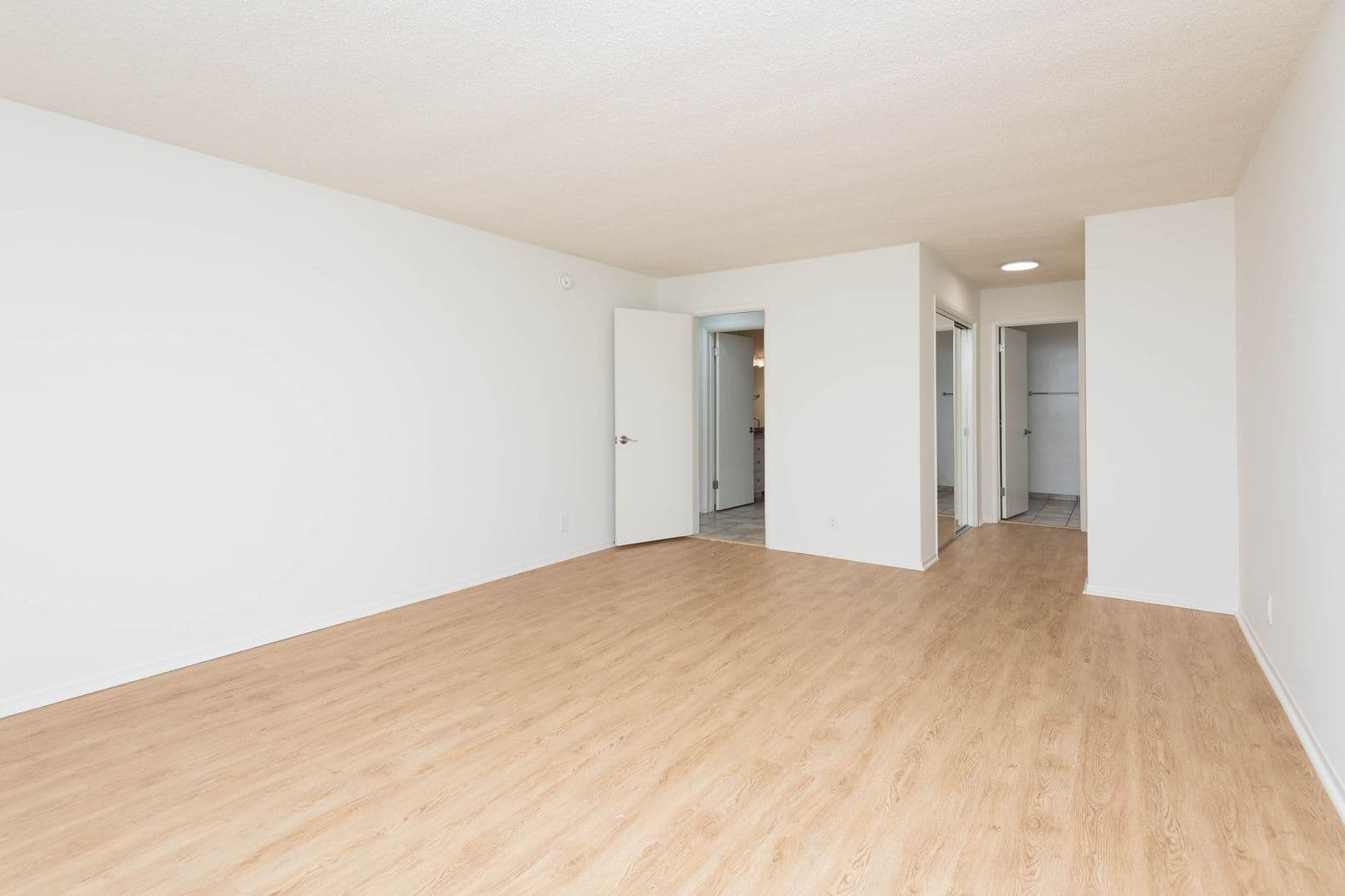 Playa Del Rey Apartment: 8225 Manitoba St.
