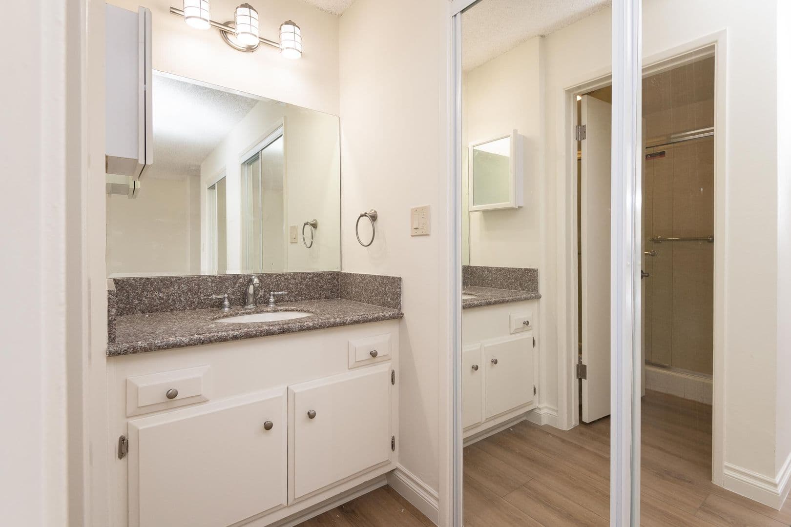 Playa Del Rey Apartment: 8225 Manitoba St.