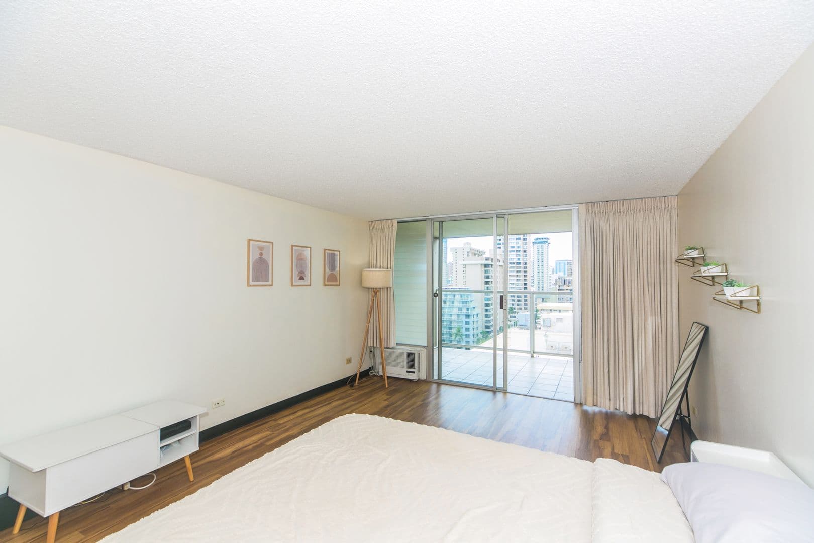 Honolulu Condo: 445 Seaside Ave. #1616