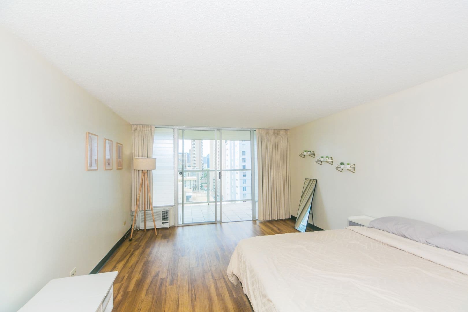Honolulu Condo: 445 Seaside Ave. #1616