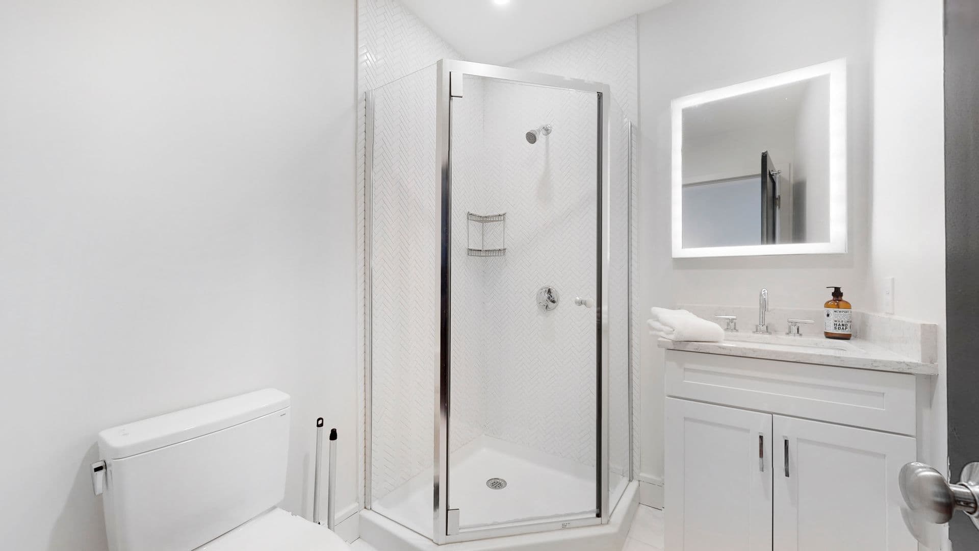 Waltham Apartment: 92 Brown Street