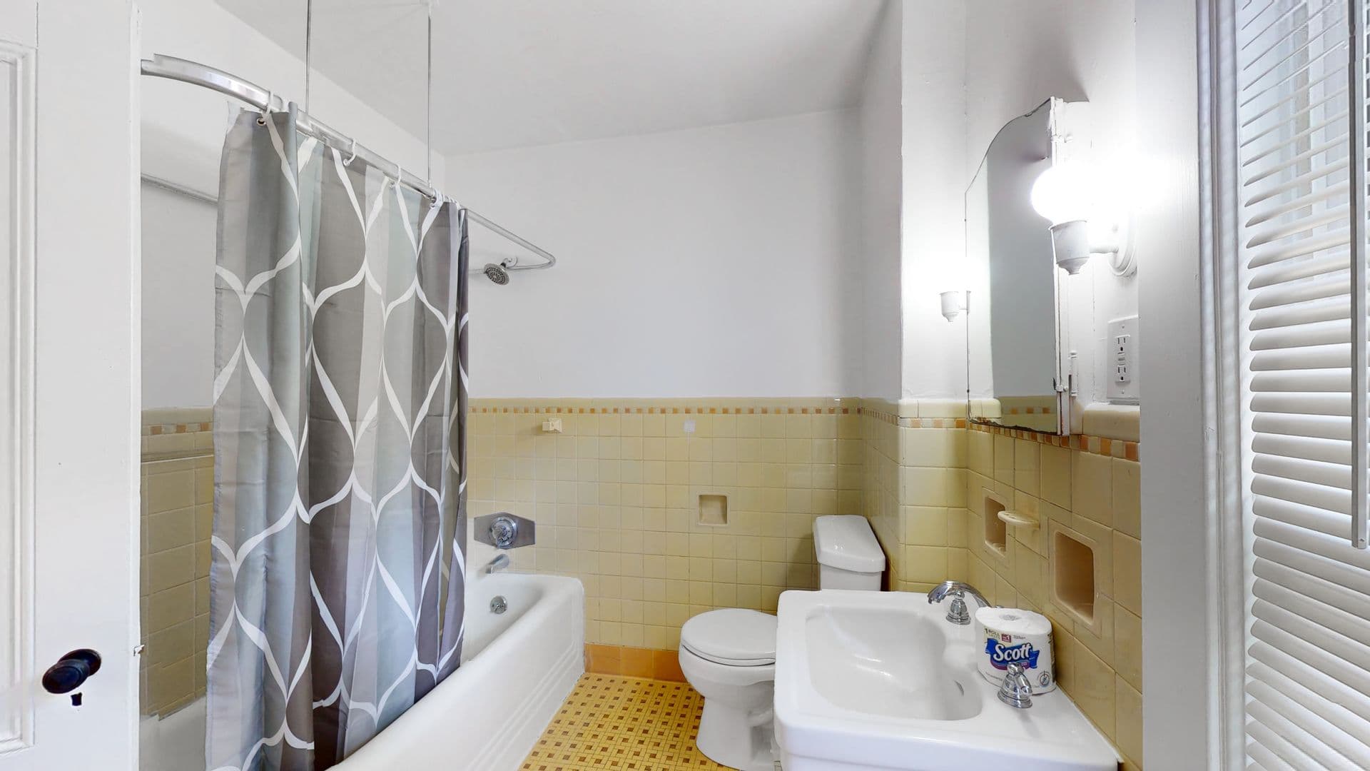 Waltham Apartment: 184 Ash Street