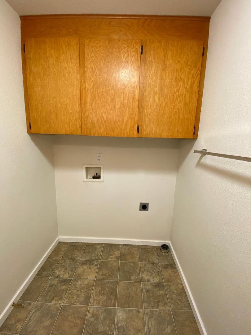 Prosser Apartment: 606 Eastgate Drive