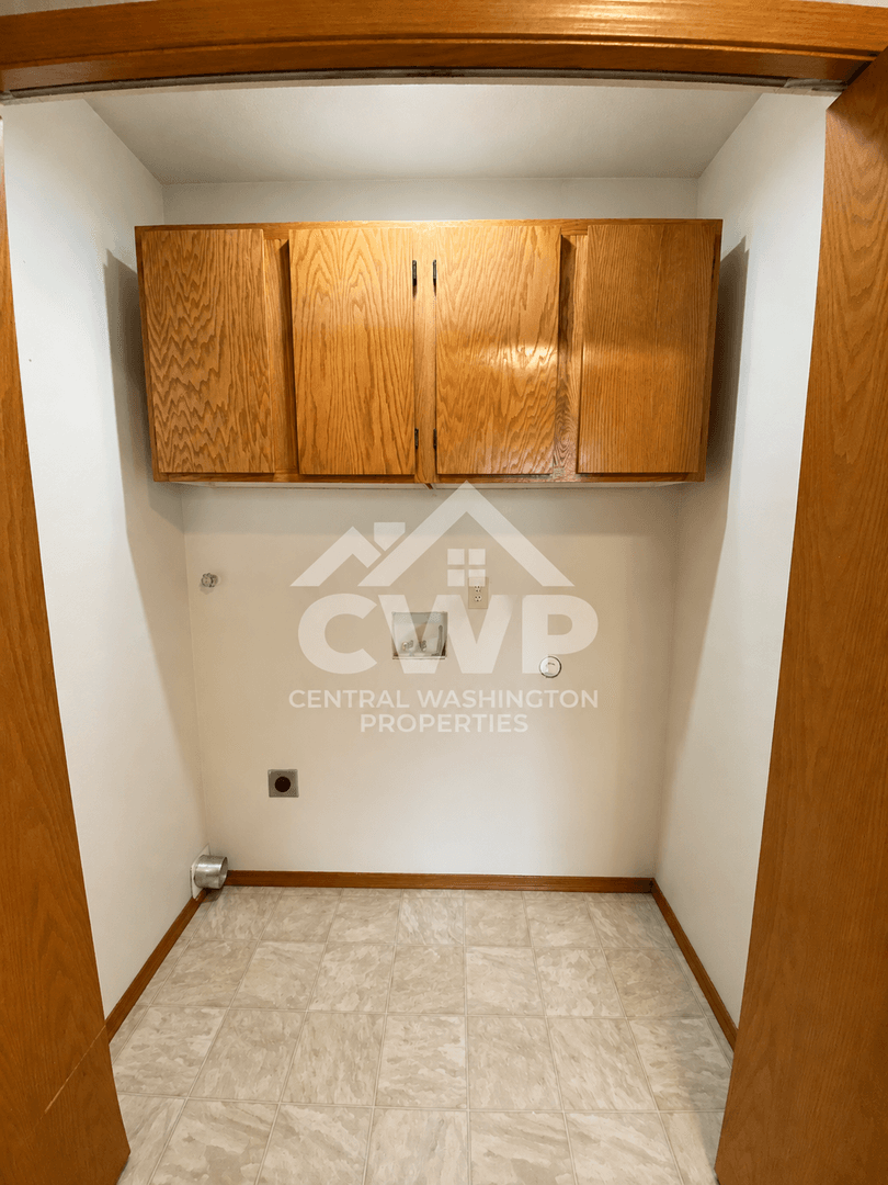 Selah Apartment: 1000 Speyers Road
