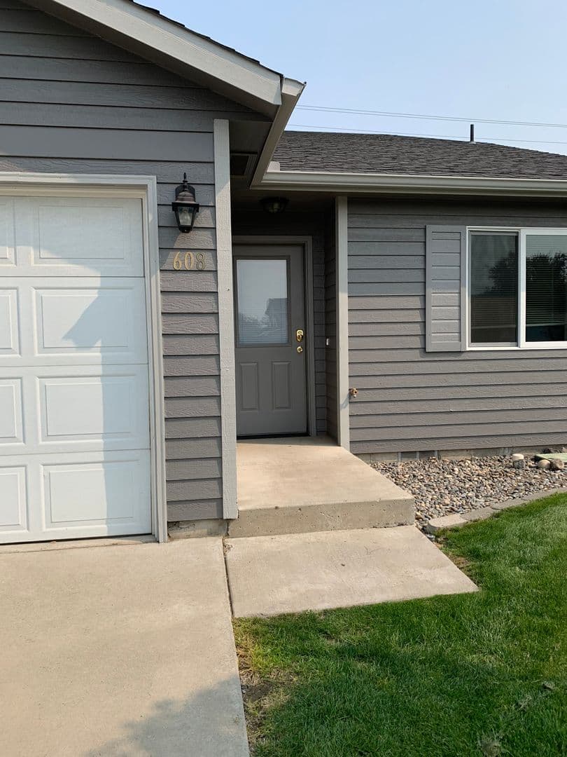 Prosser Apartment: 606 Eastgate Drive