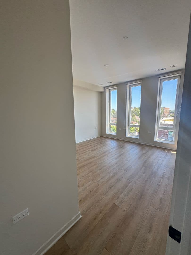 Chicago Apartment: 3207 N Narragansett Ave /  6340 W Belmont Ave