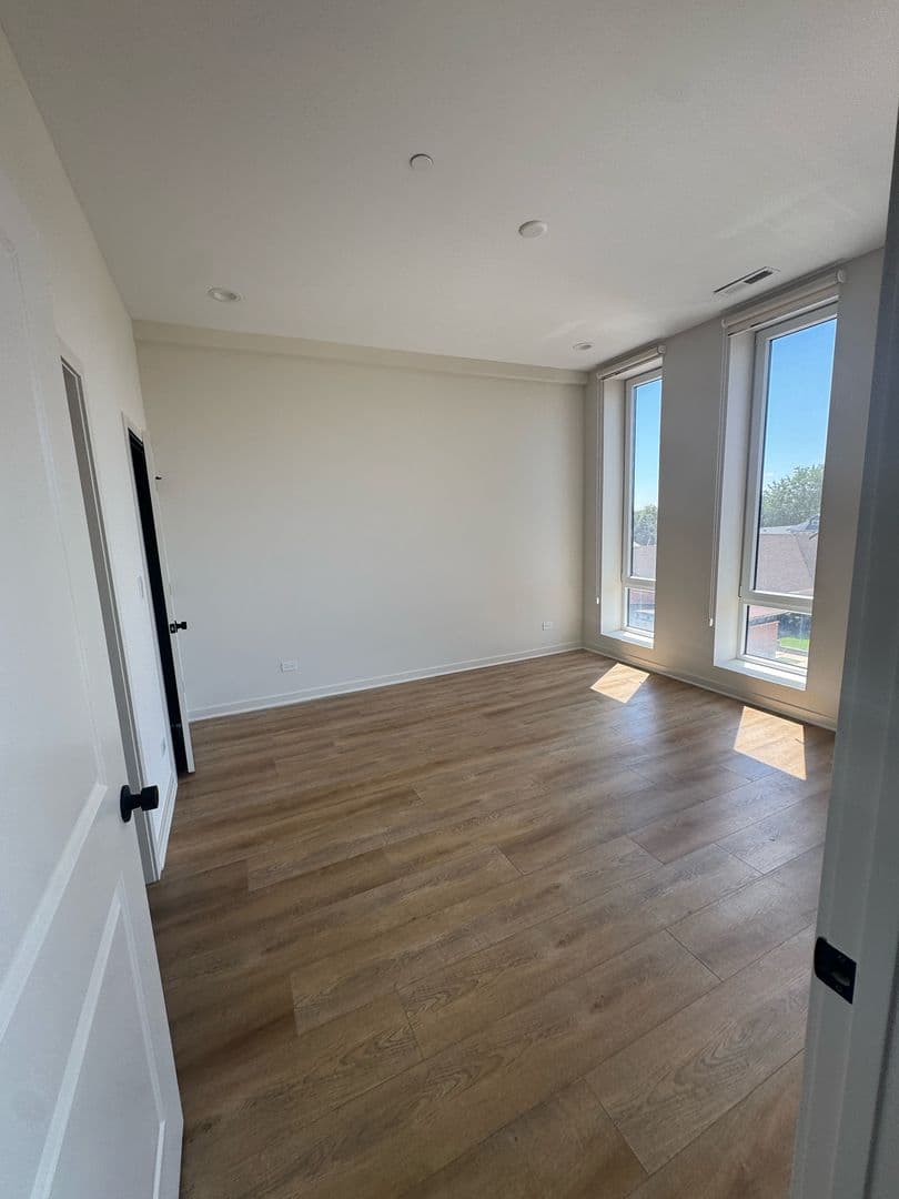 Chicago Apartment: 3207 N Narragansett Ave /  6340 W Belmont Ave