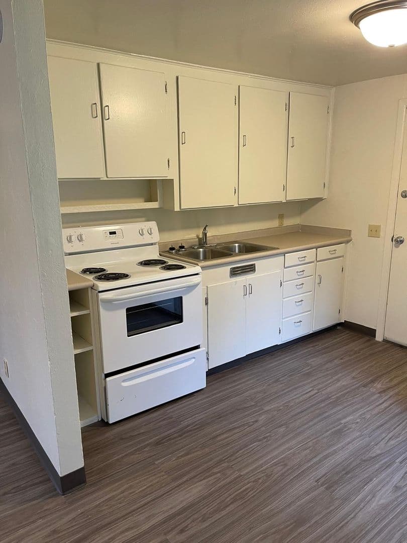 Coos Bay Apartment: 524/534 Taylor Avenue