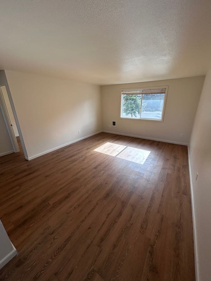 Reedsport Apartment: 795 Elm