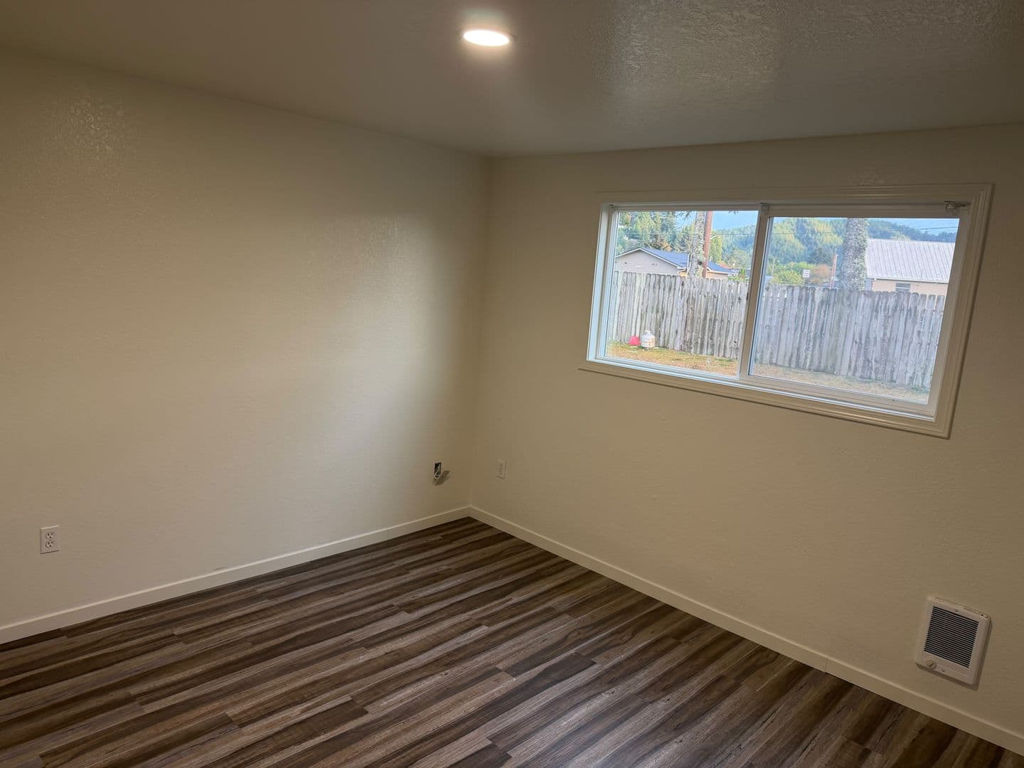 Reedsport Apartment: 1160 Ivy Street