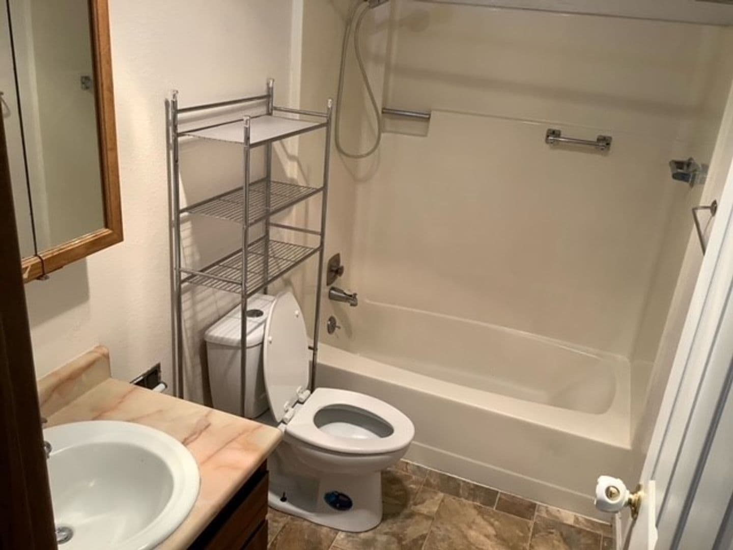 Reedsport Apartment: 1160 Ivy Street