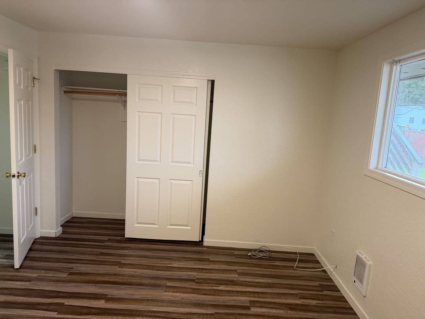 Reedsport Apartment: 1160 Ivy Street