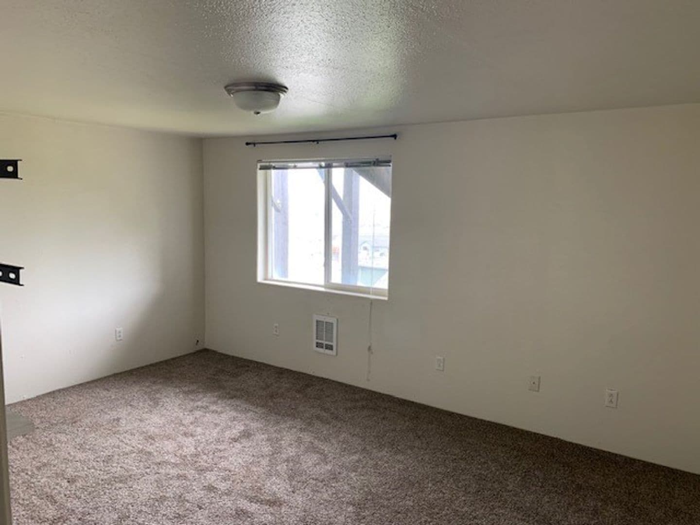 Coos Bay Apartment: 276 N. Cammann Street