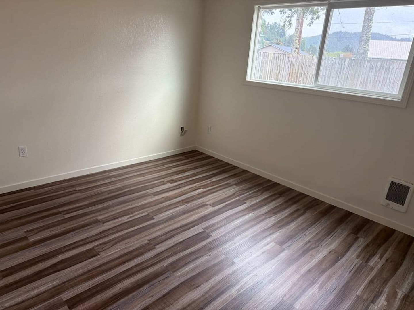 Reedsport Apartment: 1160 Ivy Street